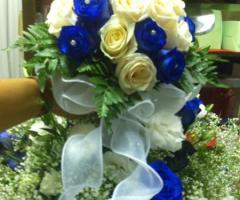 Bouquet con rose blu e bianche