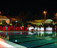 Ricevimento di matrimonio a bordo piscina