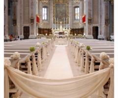 Allestimento della chiesa per la cerimonia di matrimonio