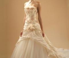 Abito da sposa dalla linea sinuosa, di colore retrò e armonioso