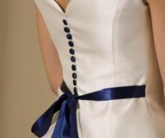 Dettaglio blu del vestito da sposa