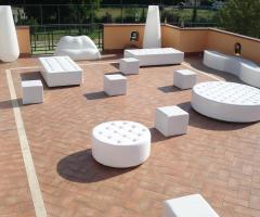 Puff e arredamenti per l'allestimento della location di nozze