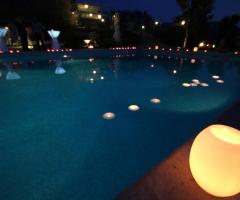 Allestimento con sfere luminose per la piscina della location di nozze