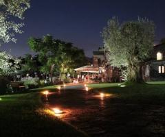 Esterno con ampio parco per ricevimento di matrimonio presso l'agriturismo Il Sole e il Sale