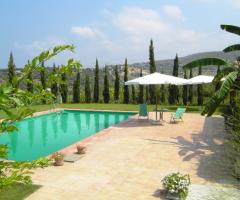 Piscina con parco per ricevimenti di matrimoni presso l'agriturismo Guarnera