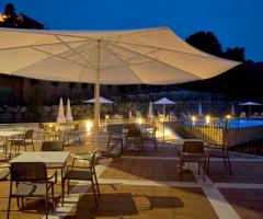 La piscina dell'agriturismo illuminata