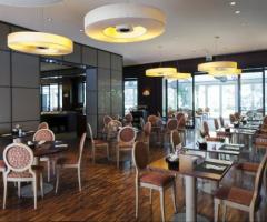 Sala bar del ristorante I Paladini, dai colori caldi e ospitali