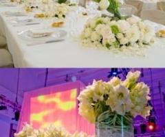 Centritavola con fiori bianche per il ricevimento di nozze