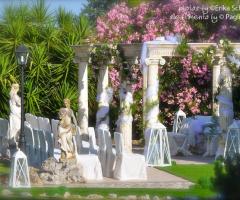 Addobbo della cerimonia in un giardino romano