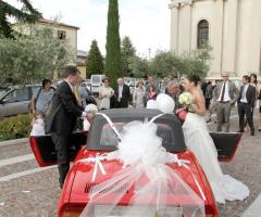 Gli sposi con la macchina da cerimonia
