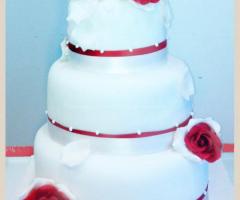 Wedding cake con rose rosse applicate