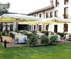 Allestimento del giardino per l'aperitivo di nozze