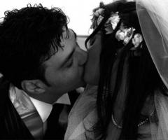 Foto in bianco e nero del bacio degli sposi