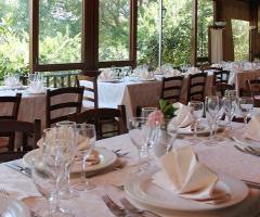 Allestimento tavoli per ricevimento di matrimonio presso l'agriturismo A Rametta
