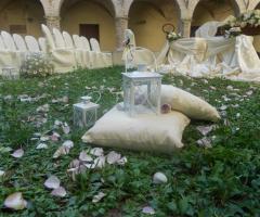 Allestimento con cuscini e lanterne per il matrimonio