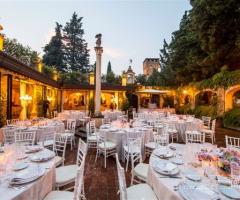 Allestimento del ricevimento nella corte interna della location