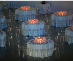 Allestimento dei tavoli per il ricevimento di matrimonio