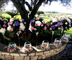 Addobbi floreali multicolor per un matrimonio in giardino