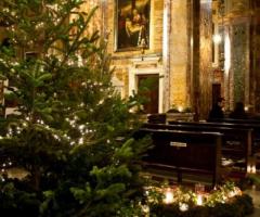 Allestimento della chiesa con albero di Natale