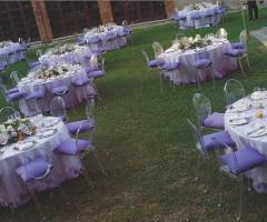 Allestimento del ricevimento sui toni del lilla