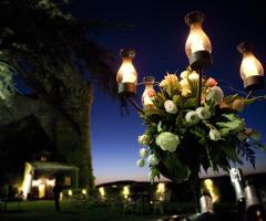 Allestimento con candele per un matrimonio di sera