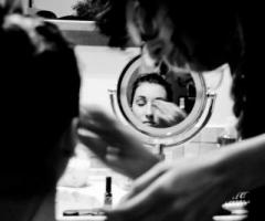 Laura Nastasi al lavoro, truccatrice professionista a Siracusa