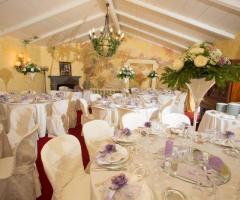 Sala interna con dettagli lilla per le nozze