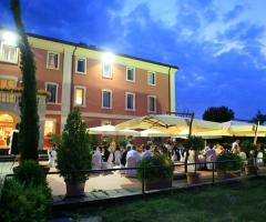 Feste e ricevimenti organizzati all'esterno dell'hotel