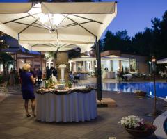 Buffet di nozze a bordo piscina