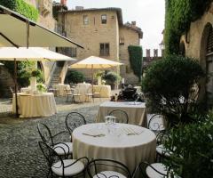 Castello di Tagliolo - Tavoli esterni per il ricevimento