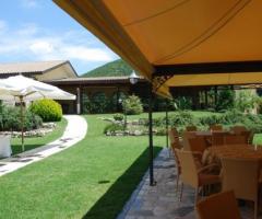 Ricevimento di matrimonio in giardino