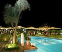 Ricevimento di matrimonio a bordo piscina