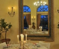 Allestimento della sala per il banchetto di matrimonio