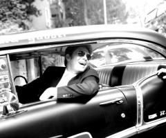 Lo sposo arriva su una macchina d'epoca