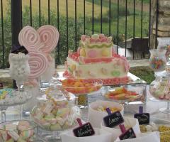 Tavolo del candy bar con dolciumi e confetti