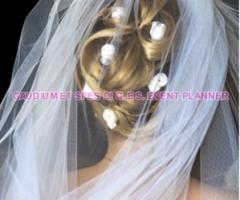 Acconciatura di tendenza con roselline bianche per la sposa