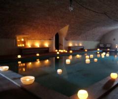 Piscina coperta allestita per le nozze