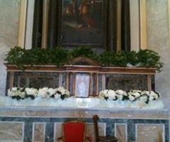 Le Pomelie - Allestimento della chiesa con fiori bianchi per le nozze