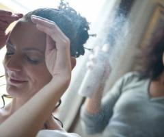 Foto della sposa durante la fase dell'acconciatura