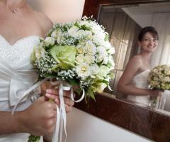 Foto della sposa con il suo bouquet