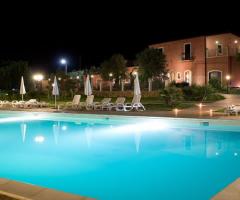 Ampia piscina luminosa disponibile presso il Agriturismo Badiula