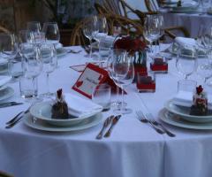 Mise en place con un tocco di rosso