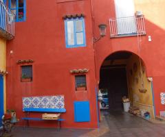 Il variopinto cortile dell'Azienda Agrituristica Duca di Castelmonte