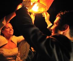 Una lanterna cinese simboleggia il calore dell'amore tra i due sposi. Fotografia di un momento durante il ricevimento