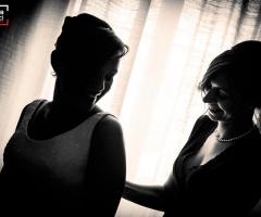 Foto in penombra dei preparativi della sposa