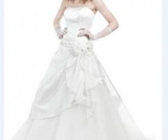 Abito da sposa con drappeggio sulla gonna