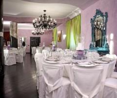 Allestimento della sala per il ricevimento di matrimonio