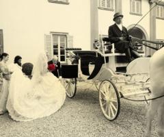 Foto della sposa che sale sulla carrozza