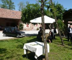 Antipasti di matrimonio serviti in giardino