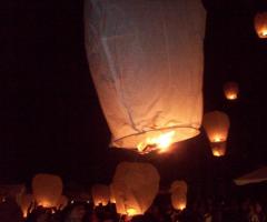 Il lancio delle lanterne thailandesi